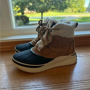 SOREL Women's Out N About lV Chillz Waterproof Boot - Taffy/Black - Original Box